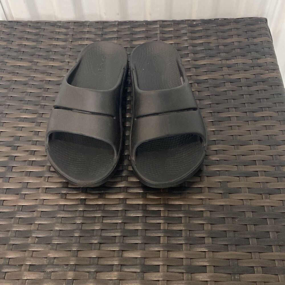 Oofos sandals, women’s size 8